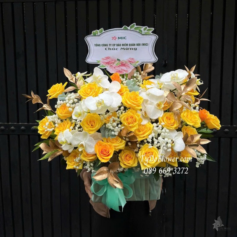 G0925682 GIỎ HOA CHÚC MỪNG Thiết kế hoa hồng vàng Gold, lan hồ điệp