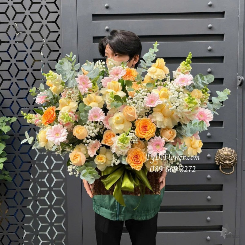 G0925683 GIỎ HOA CHÚC MỪNG Thiết kế hoa hồng vàng Victor, cam Spirit, đồng tiền mini hồng, mõm sói song hỷ