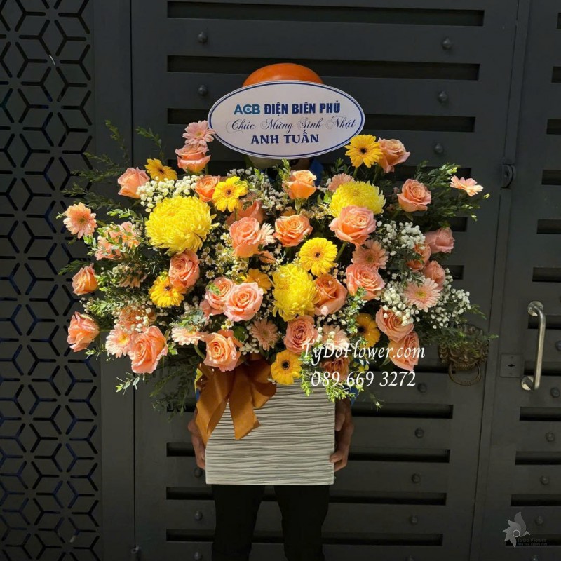 G0925687 GIỎ HOA CHÚC MỪNG SINH NHẬT Thiết kế hoa hồng cam Shimmer, cúc mẫu đơn vàng, đồng tiền mini