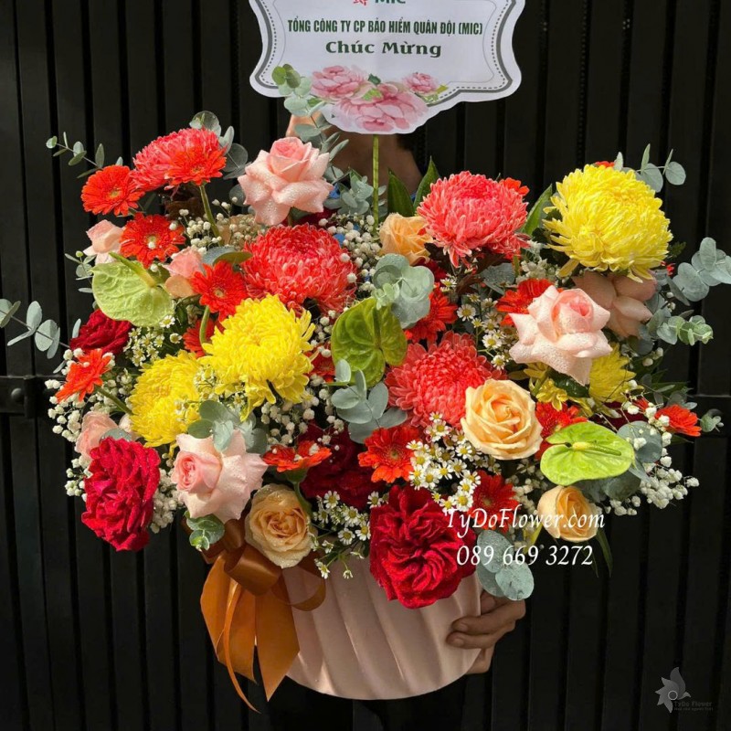 G0925688 GIỎ HOA CHÚC MỪNG Thiết kế hoa ngũ sắc Đỏ Vàng Cam Hồng Xanh, phối loại hoa ngẫu nhiên