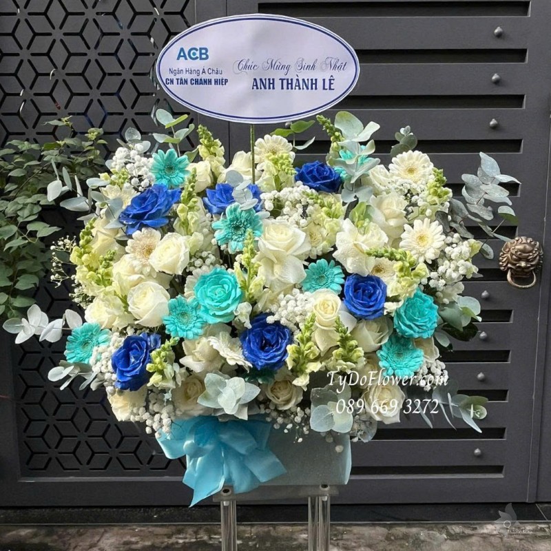 G0925690 GIỎ HOA CHÚC MỪNG SINH NHẬT Thiết kế hoa hồng trắng xanh dương, mõm sói, đồng tiền mini