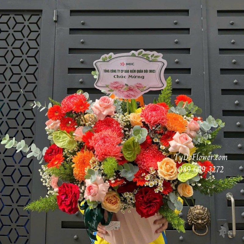 G0925692 GIỎ HOA CHÚC MỪNG Thiết kế hoa ngũ sắc Đỏ Vàng Cam Hồng Xanh, phối loại hoa ngẫu nhiên