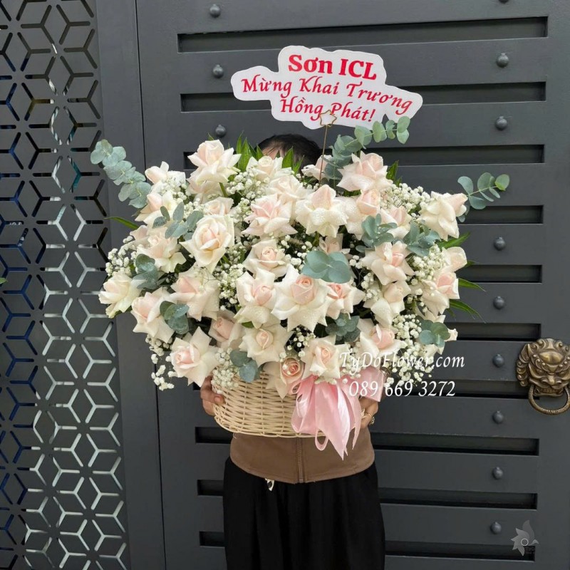 G0925695 GIỎ HOA CHÚC MỪNG KHAI TRƯƠNG HỒNG PHÁT Thiết kế hoa hồng kem gấp cánh, baby trắng