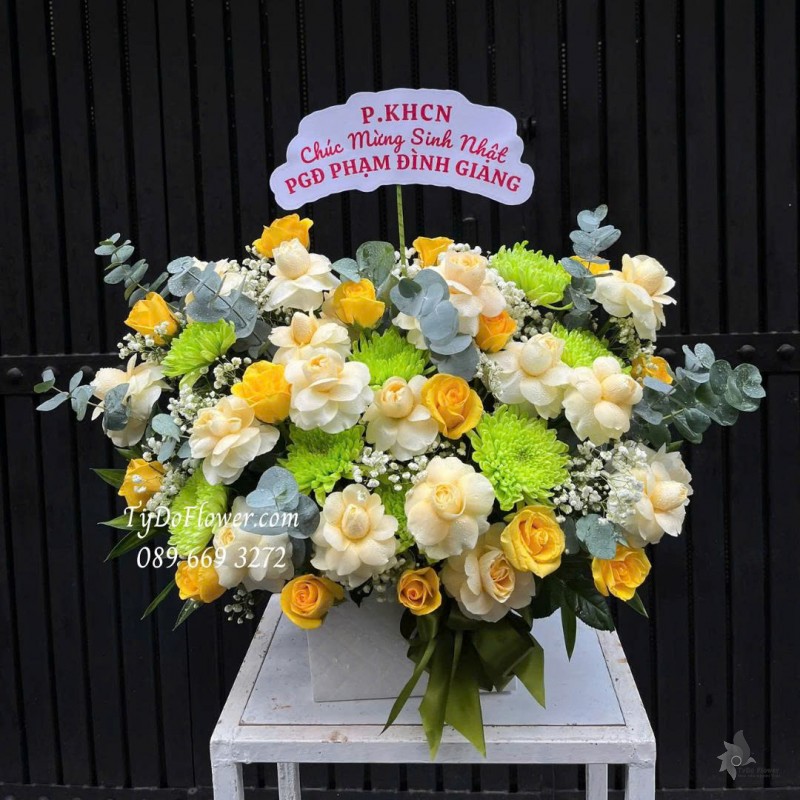 G0925698 GIỎ HOA CHÚC MỪNG SINH NHẬT Thiết kế hoa hồng vàng Victor, vàng Gold, cúc xanh lá
