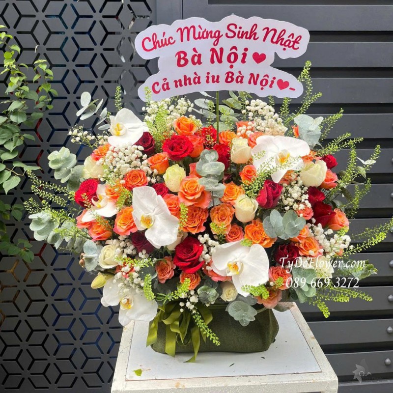 G0925702 GIỎ HOA CHÚC MỪNG SINH NHẬT Thiết kế hoa hồng đỏ Ecuador, cam Spirit, hoa hồng trắng, lan hồ điệp