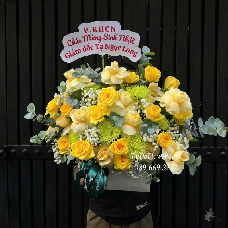 G0925703 GIỎ HOA CHÚC MỪNG SINH NHẬT Thiết kế hoa hồng vàng Victor, vàng Gold, cúc xanh lá