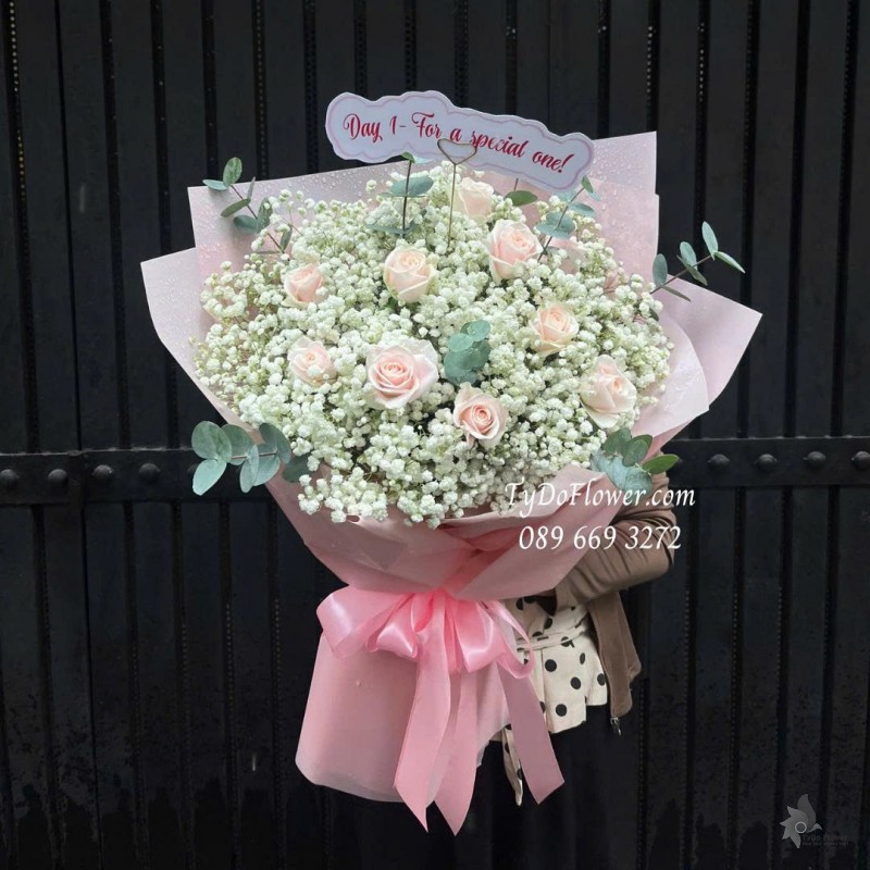 B0925707 BÓ HOA TÌNH YÊU Thiết kế hoa hồng kem, baby trắng