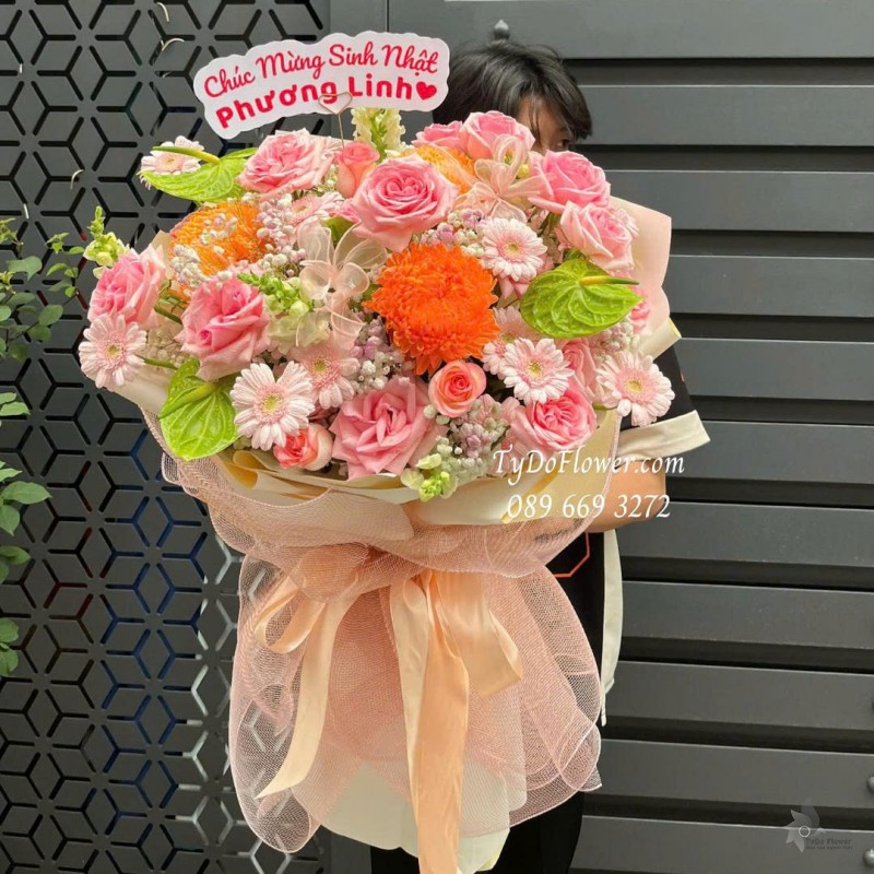 B0925715 BÓ HOA CHÚC MỪNG SINH NHẬT Thiết kế hoa hồng Pink Ohara, cúc mẫu đơn, lá môn xanh, đồng tiền mini