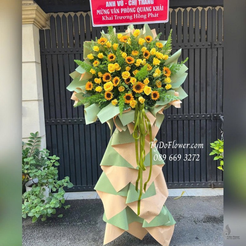 KCM0925721 KỆ HOA CHÚC MỪNG KHAI TRƯƠNG HỒNG PHÁT Thiết kế hoa hồng vàng Gold, hoa hướng dương