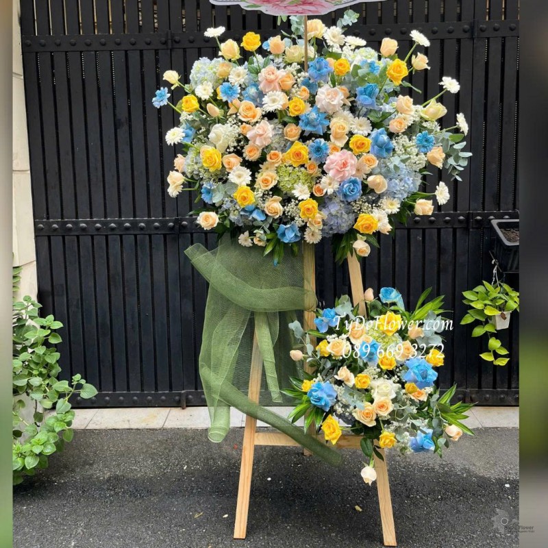 KCM0925726 KỆ HOA CHÚC MỪNG KỶ Thiết kế hoa hồng vàng Gold, trắng xanh, cam, đồng tiền mini, cẩm tú cầu