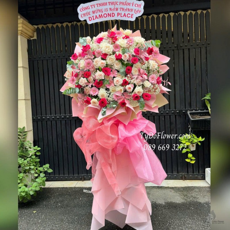 KCM0925727 KỆ HOA CHÚC MỪNG KỶ NIỆM THÀNH LẬP Thiết kế hoa hồng Pink Floyd, trắng White Ohara, hoa hồng kem, đồng tiền mini