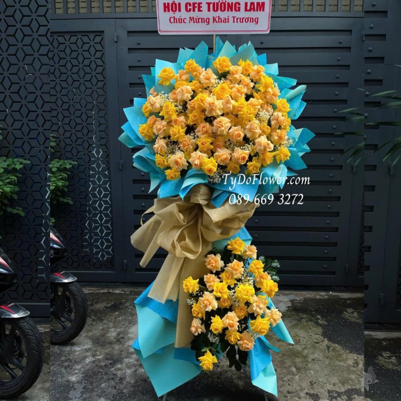 KCM0925730 KỆ HOA CHÚC MỪNG KHAI TRƯƠNG Thiết kế hoa hồng vàng Gold, cam trứng gấp cánh trên nền giấy mỹ thuật cao cấp