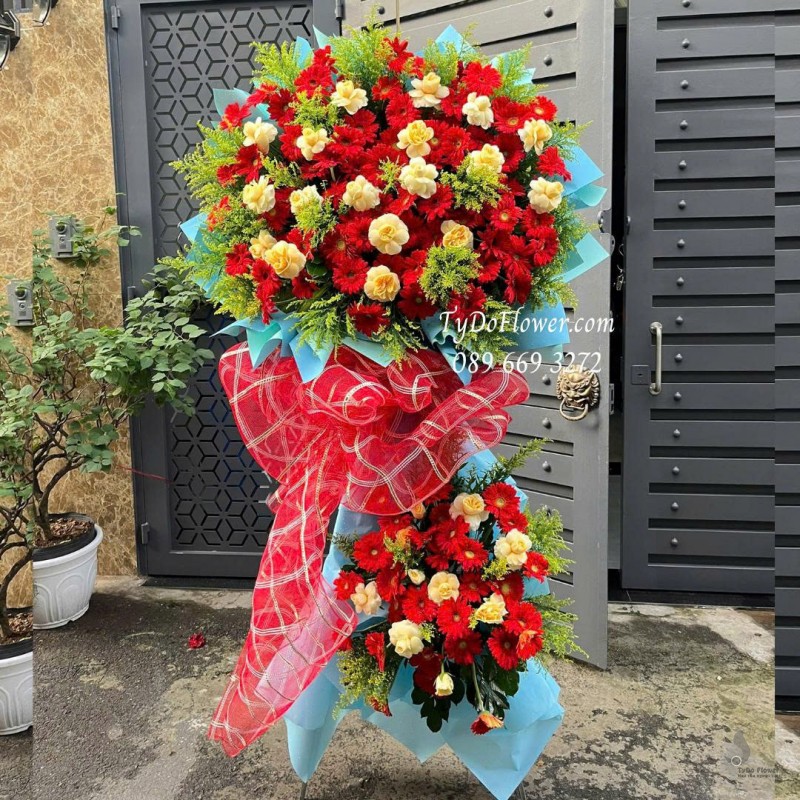 KCM0925732 KỆ HOA CHÚC MỪNG Thiết kế hoa hồng vàng Victor, đồng tiền đỏ trên nền giấy mỹ thuật hiện đại