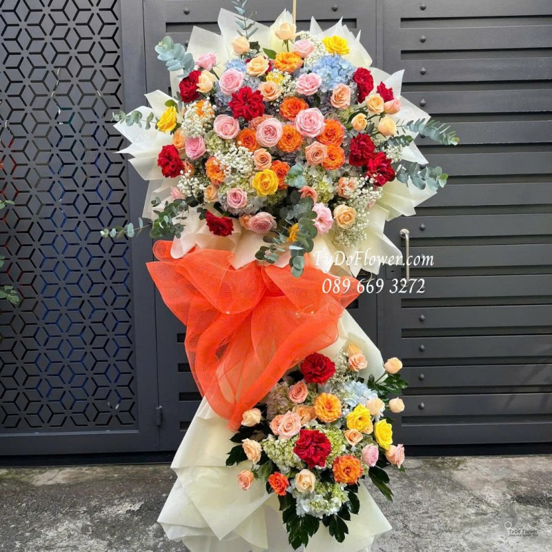 KCM0925733 KỆ HOA CHÚC MỪNG Thiết kế hoa ngũ sắc đỏ hồng vàng cam xanh, phối loại hoa ngẫu nhiên trên nền giấy mỹ thuật hiện đại