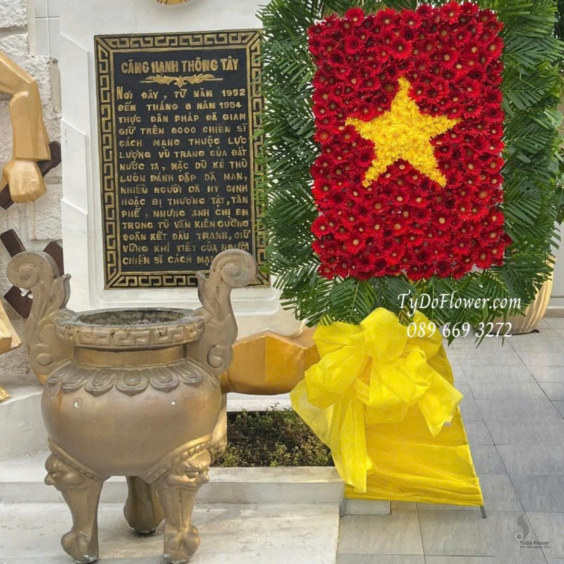 KCM0925734 KỆ HOA LÁ CỜ ĐỎ SAO VÀNG