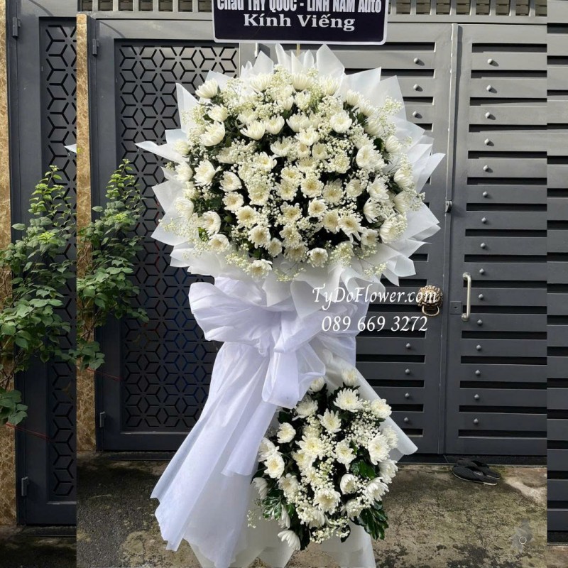 KCB0925734 KỆ HOA TANG LỄ VÒNG HOA CHIA BUỒN Hoa Kính Viếng Thiết kế 02 tầng, hoa cúc trắng, baby trắng