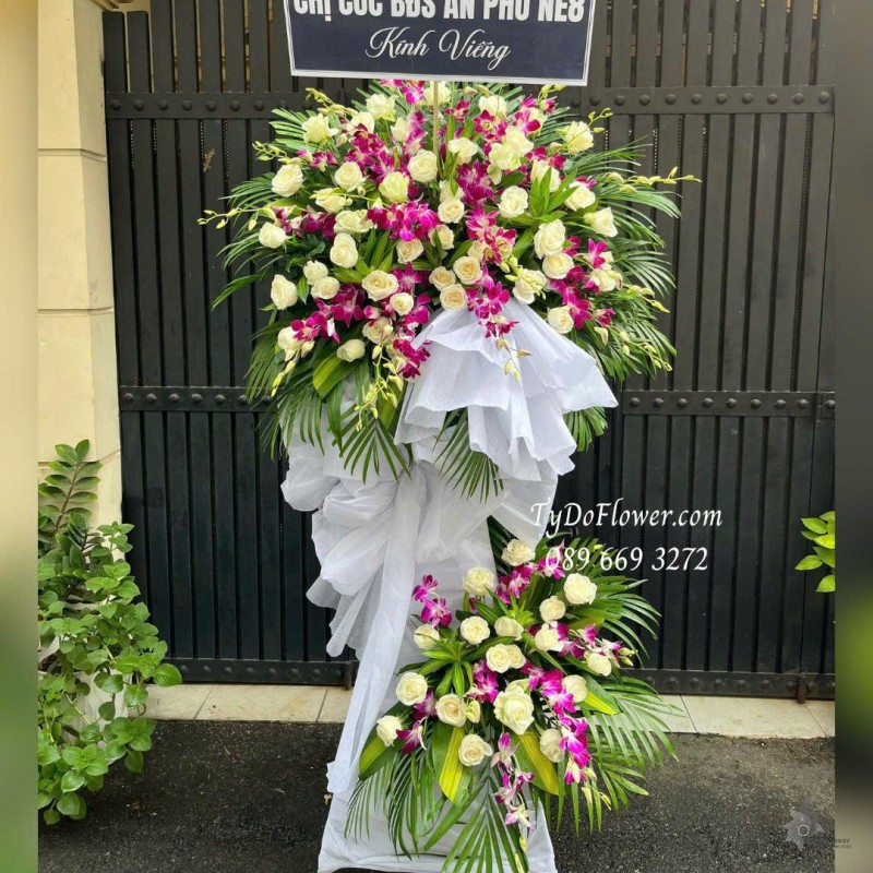 KCB0925735 KỆ HOA TANG LỄ VÒNG HOA CHIA BUỒN Hoa Kính Viếng Thiết kế 02 tầng, hoa lan tím, hoa hồng trắng