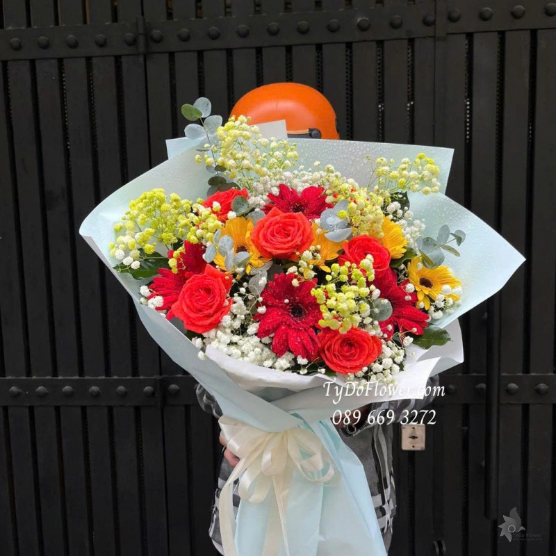 B1025779 BÓ HOA MỪNG Thiết kế gam màu đỏ vàng, loại hoa phối ngẫu nhiên