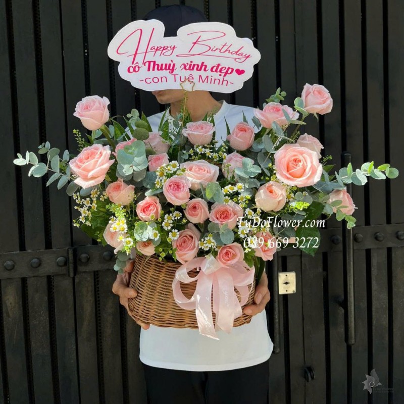 G1025780 GIỎ HOA MỪNG SINH NHẬT Thiết kế hoa hồng Julibee