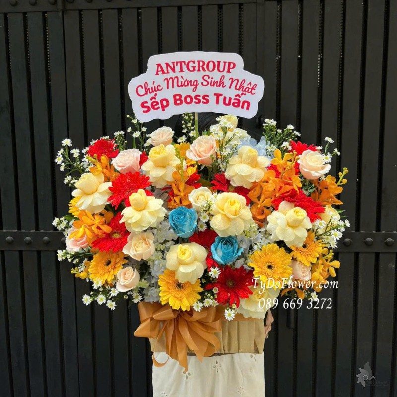 G1025782 GIỎ HOA MỪNG SINH NHẬT SẾP Thiết kế hoa hồng Victor, Mondial, đồng tiền, lan Mokara