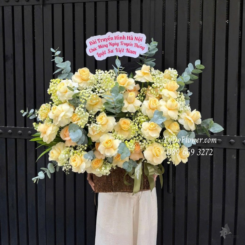 G1025784 GIỎ HOA CHÚC MỪNG NGÀY TRUYỀN THỐNG Thiết kế hoa hồng vàng Victor