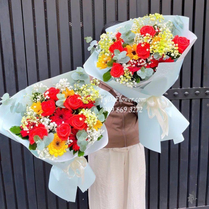 B1025795 ĐẶT TỪ 02 BÓ HOA TẶNG ĐẠI BIỂU Thiết kế Hoa Hồng Đỏ, Đồng Tiền Vàng