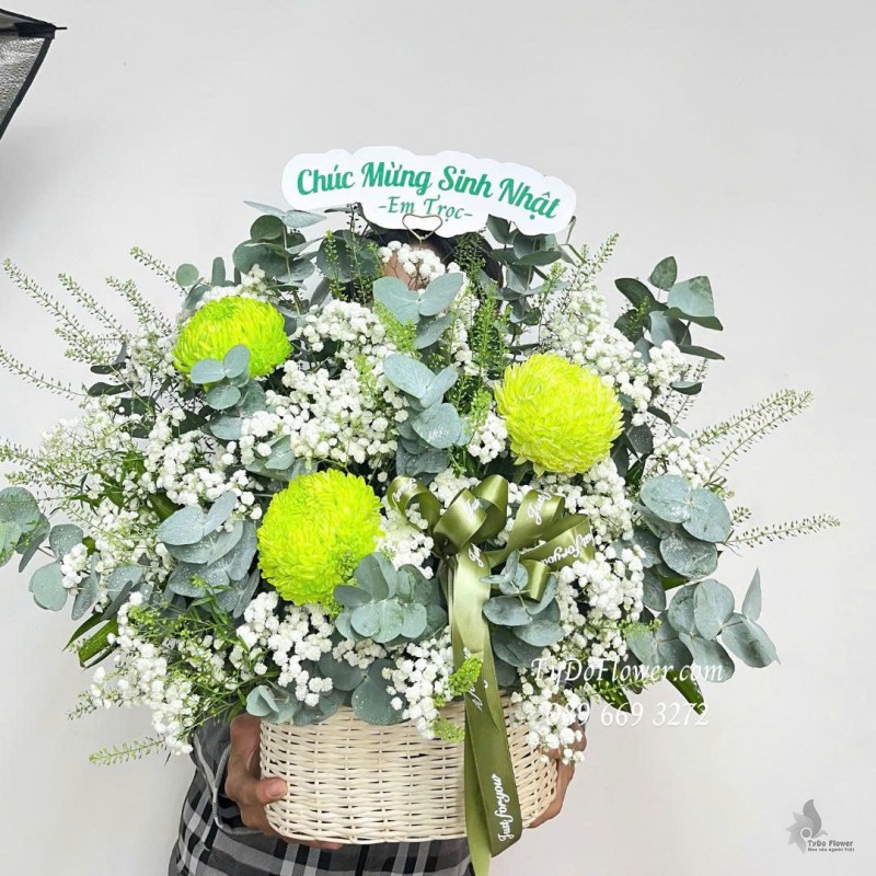 G1025794 GIỎ HOA MỪNG SINH NHẬT Thiết kế Hoa Cúc Mẫu Đơn xanh cốm, baby trắng