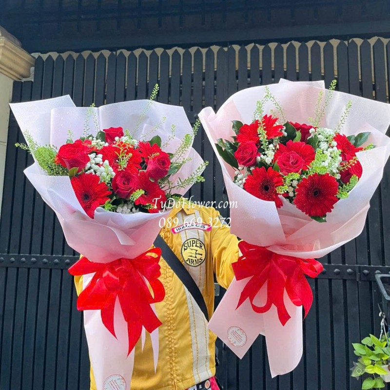 B1025798 ĐẶT TỪ 02 BÓ HOA CHÚC MỪNG Thiết kế hoa hồng đỏ, đồng tiền đỏ