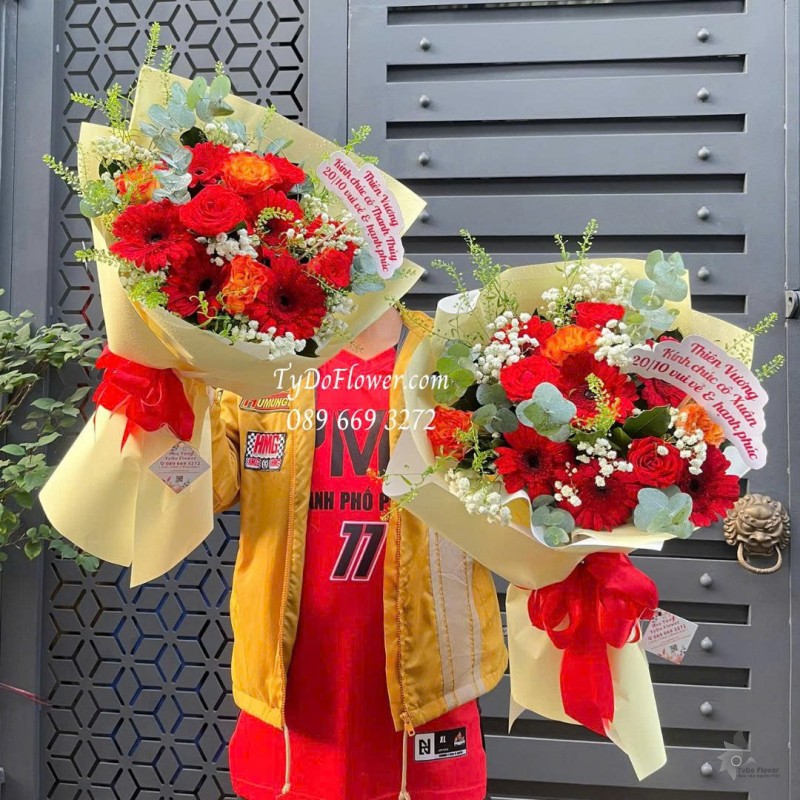 B1025799 ĐẶT TỪ 02 BÓ HOA CHÚC MỪNG Thiết kế hoa hồng đỏ cam, đồng tiền đỏ