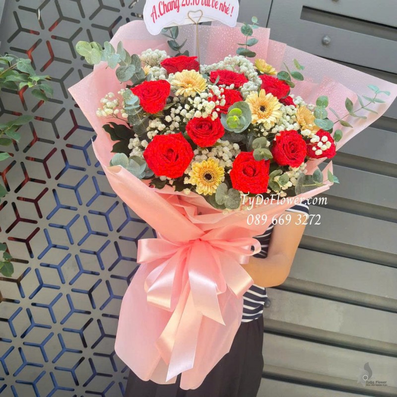 B1025805 BÓ HOA CHÚC MỪNG Thiết kế hoa hồng đỏ, đồng tiền mini cam
