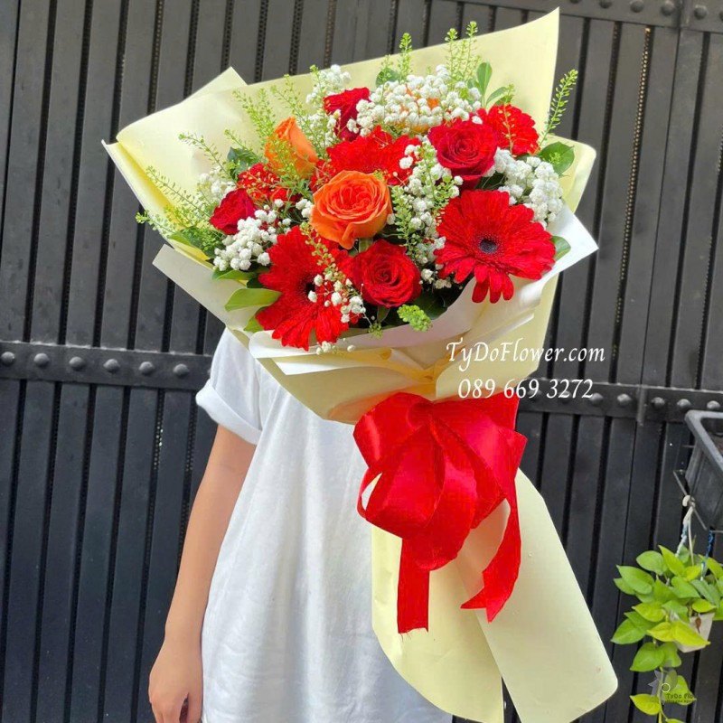 B1025806 BÓ HOA CHÚC MỪNG Thiết kế hoa hồng đỏ cam, đồng tiền đỏ