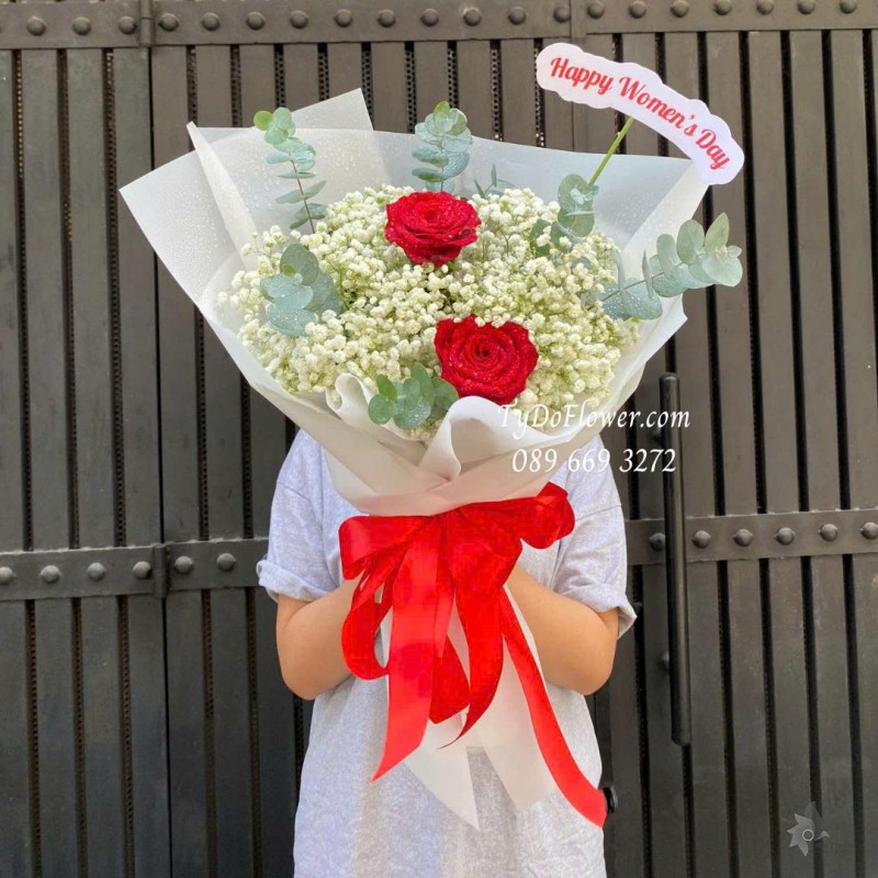 B1025807 BÓ HOA CHÚC MỪNG Thiết kế hoa hồng đỏ Ecuador, baby trắng