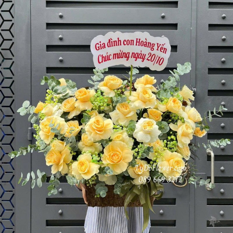 G1025812 GIỎ HOA CHÚC MỪNG Thiết kế hoa hồng vàng Victor