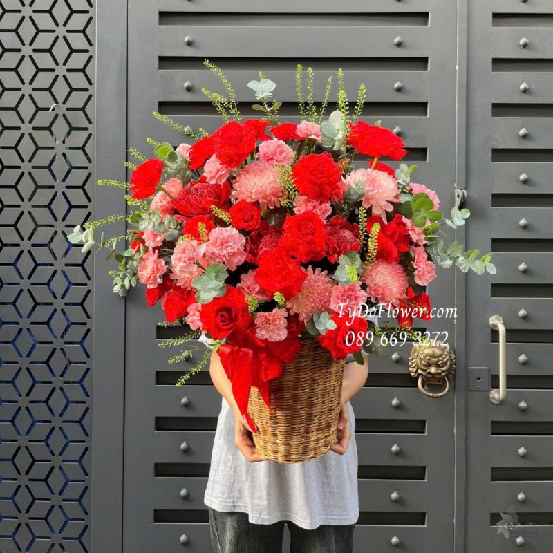 G1025815 GIỎ HOA CHÚC MỪNG Thiết kế gam màu đỏ hồng, hoa hồng đỏ Ecuador, phăng hồng, cúc trắng nhuộm màu