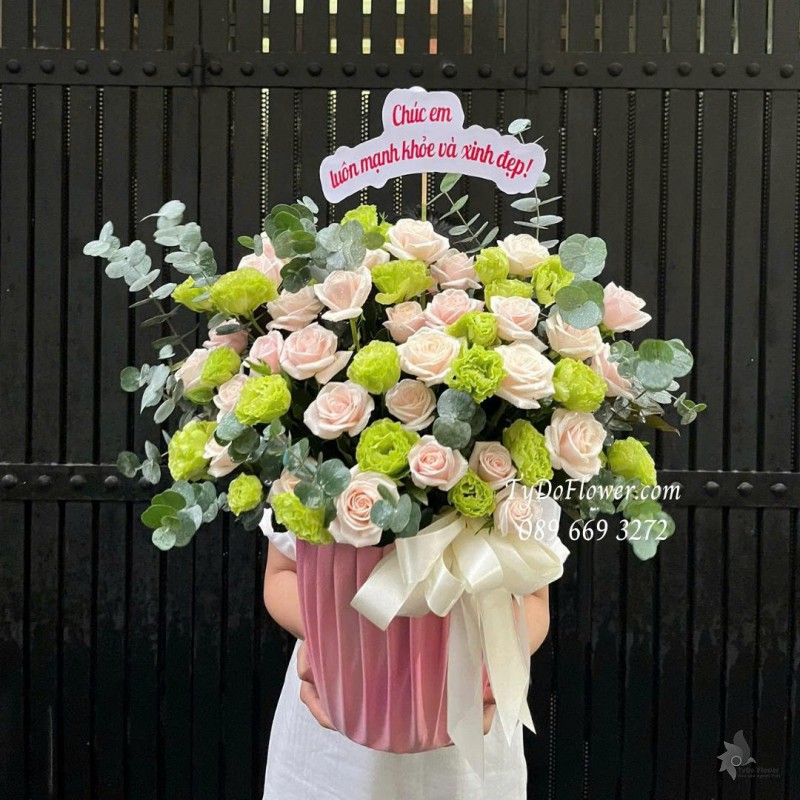 G1025817 GIỎ HOA CHÚC MỪNG Thiết kế hoa hồng kem, cát tường xanh