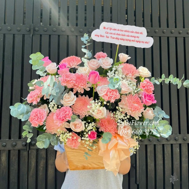 G1025821 GIỎ HOA CHÚC MỪNG Thiết kế hoa hồng, cúc nhuộm màu