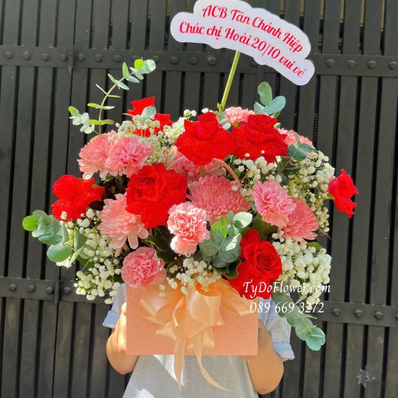G1025822 GIỎ HOA CHÚC MỪNG Thiết kế hoa hồng đỏ Ecuador, cúc nhuộm màu, phăng hồng