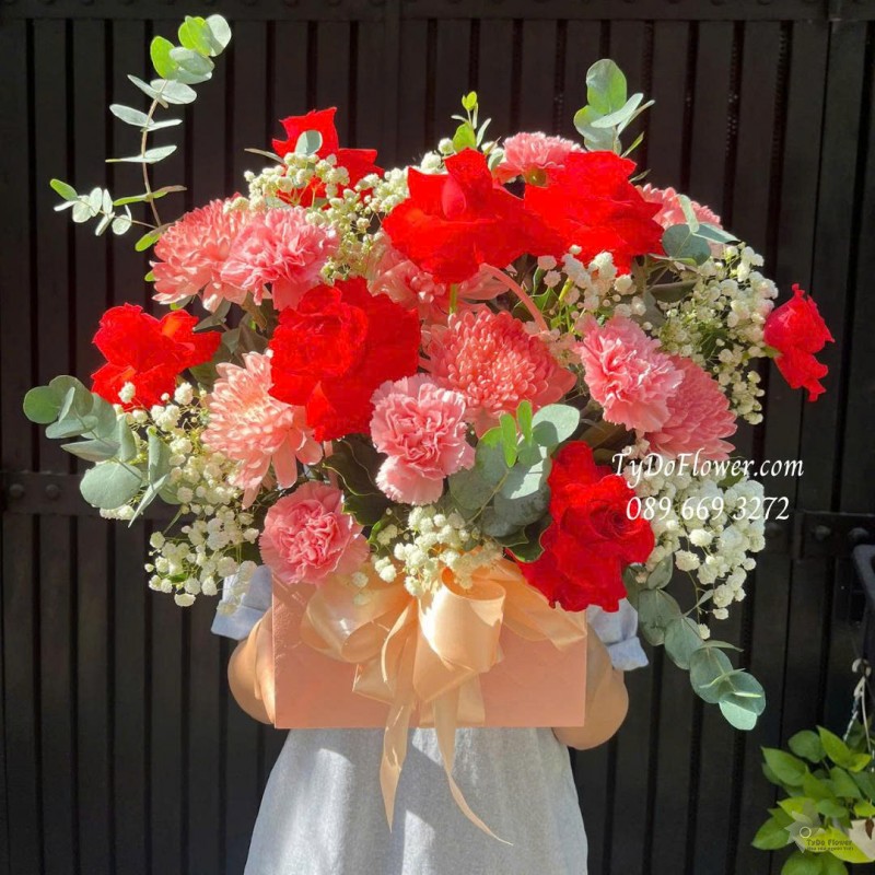 G1025823 GIỎ HOA CHÚC MỪNG Thiết kế hoa hồng đỏ Ecuador, cúc nhuộm màu, phăng hồng
