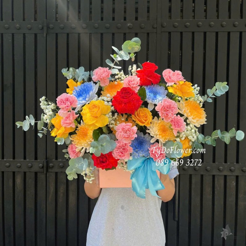G1025827 GIỎ HOA CHÚC MỪNG Thiết kế hoa đa sắc đỏ hồng vàng xanh, loại hoa phối ngẫu nhiên