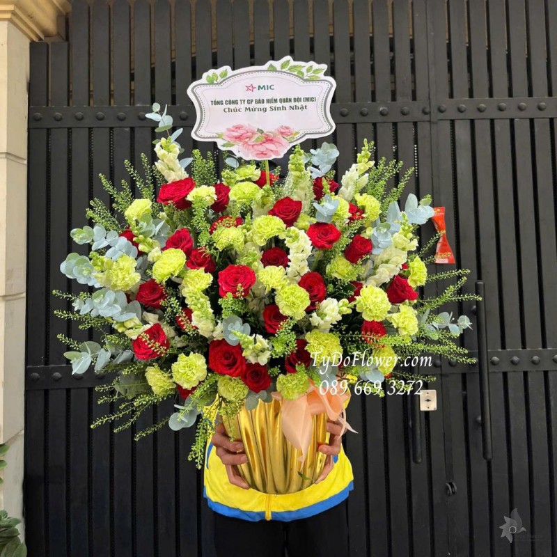 G1025832 GIỎ HOA CHÚC MỪNG SINH NHẬT Thiết kế hoa hồng đỏ Ecuador, cát tường xanh