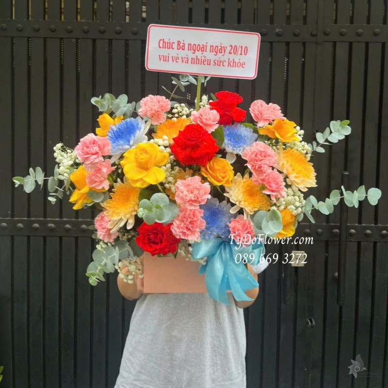 G1025834 GIỎ HOA TẶNG BÀ NGOẠI Thiết kế hoa đa sắc đỏ hồng vàng xanh, loại hoa phối ngẫu nhiên