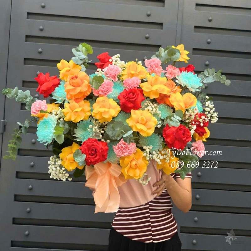 G1025835 GIỎ HOA CHÚC MỪNG Thiết kế hoa đa sắc đỏ hồng vàng xanh, loại hoa phối ngẫu nhiên