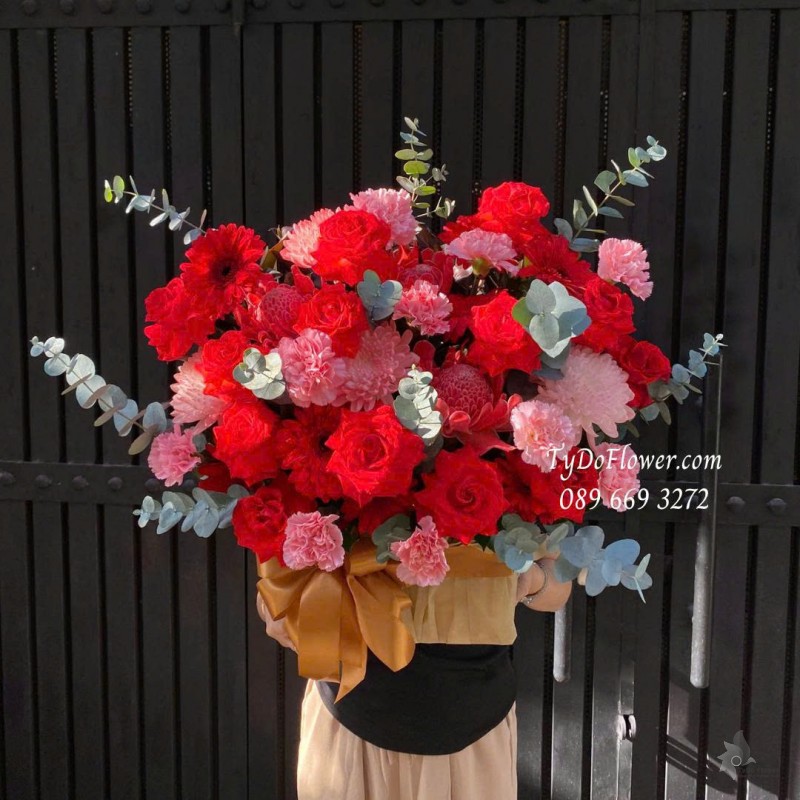 G1025836 GIỎ HOA CHÚC MỪNG Thiết kế gam màu đỏ hồng, hoa hồng đỏ Ecuador, phăng hồng, cúc trắng nhuộm màu