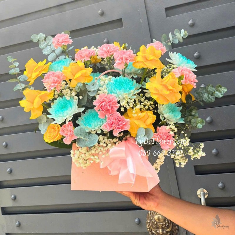 G1025838 GIỎ HOA CHÚC MỪNG Thiết kế hoa hồng vàng, cúc nhuộm màu, phăng hồng