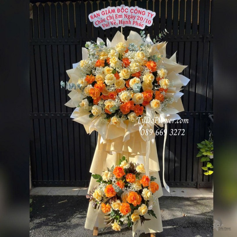 KCM1025847 KỆ HOA CHÚC MỪNG Thiết kế hoa hồng cam Quốc Vương, vàng Victor trên nền giấy mỹ thuật cao cấp