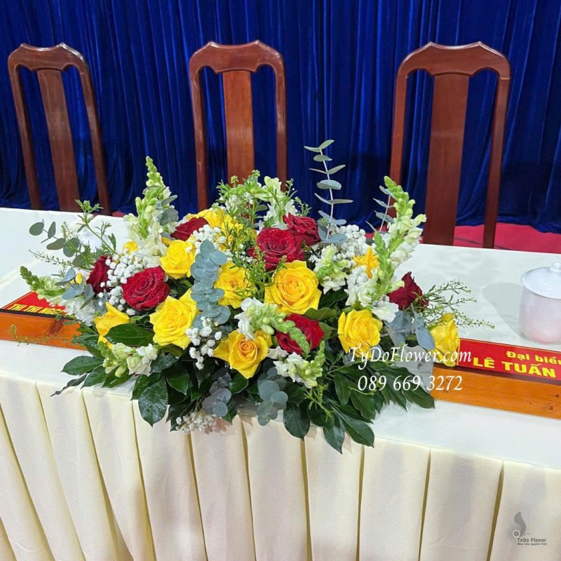 L1025862 HOA ĐỂ BÀN ĐẠI BIỂU THƯ KÝ Thiết kế Hoa hồng đỏ vàng