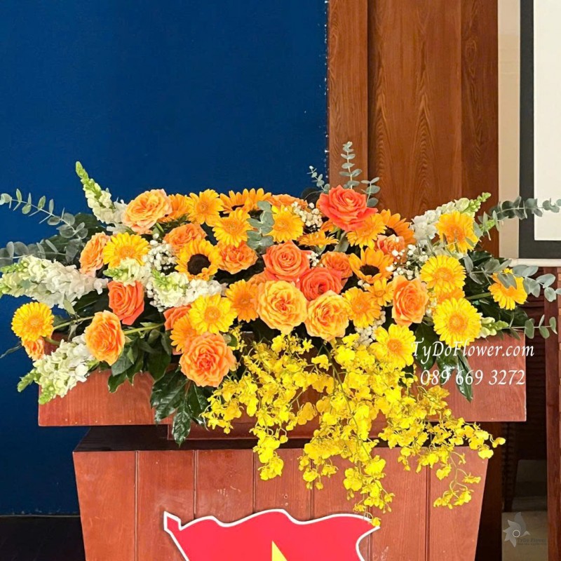 L1025864 HOA TRANG TRÍ BỤC PHÁT BIỂU Thiết kế Hoa hồng cam Spirit, hướng dương, đồng tiền, lan vũ nữ