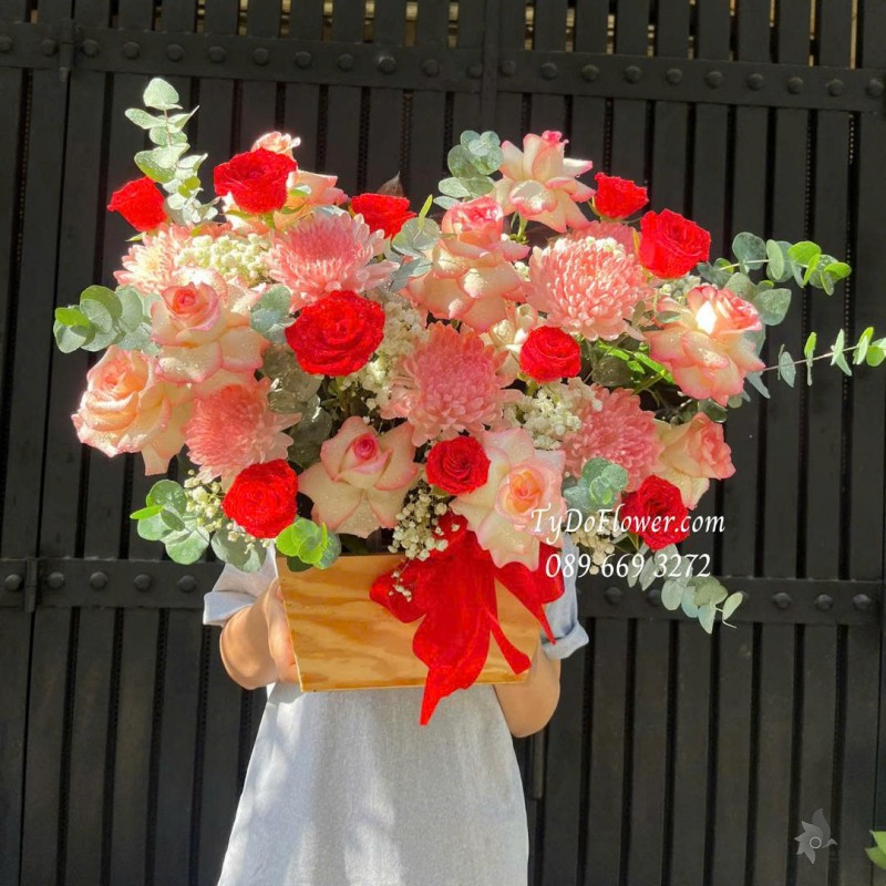 G1025871 GIỎ HOA CHÚC MỪNG Thiết kế Hoa hồng đỏ Ecuador, song hỷ, cúc nhuộm màu
