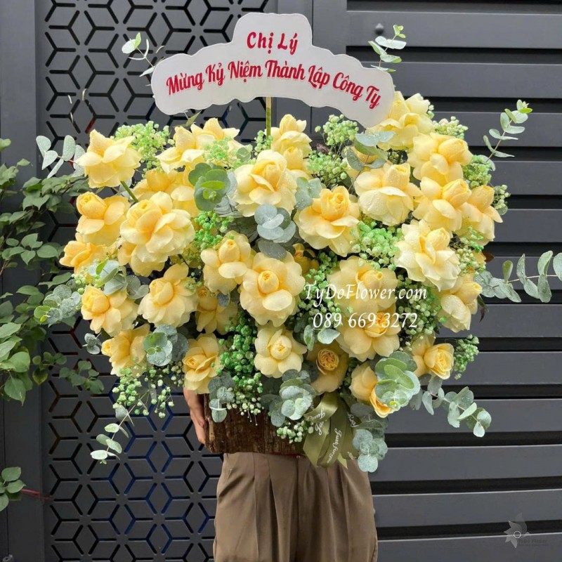 G1025872 GIỎ HOA CHÚC MỪNG KỶ NIỆM THÀNH LẬP CÔNG TY Thiết kế Hoa hồng vàng Victor