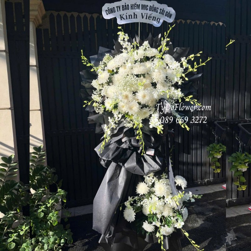 KCB1025873 KỆ HOA TANG LỄ VÒNG HOA CHIA BUỒN Kính Viếng Thiết kế hoa cúc Magum, lan trắng